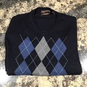 Men’s Navy Argyle V-neck Sweater. EUC. Sz. L.